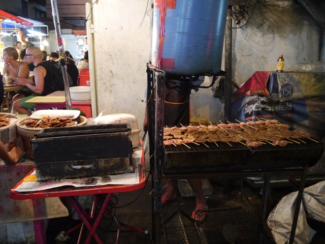 タイへ行く。③ ~トンロー駅の安ウマ屋台探訪~_f0232060_1674817.jpg