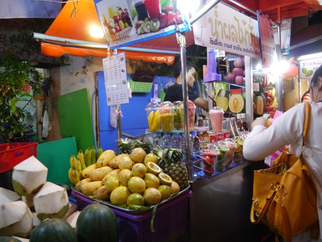 タイへ行く。③ ~トンロー駅の安ウマ屋台探訪~_f0232060_169463.jpg