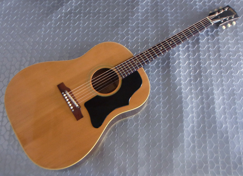 セラミック仕様の「1966年製 Gibson J-50」が入荷です!_e0053731_14213744.jpg