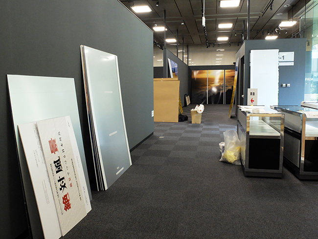 写真展「絶対風景 絶景でつづる日本列島」大阪展、飾り付け中!_c0142549_14415488.jpg