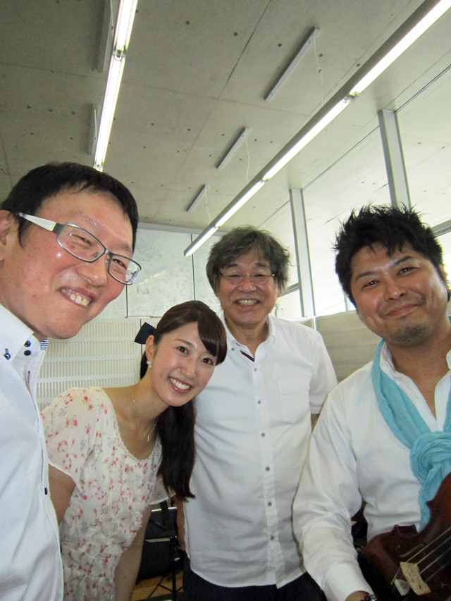 チャイルド２１　読み聞かせコーナーにて生演奏終了!・・・阿野裕行_f0051464_20132445.jpg