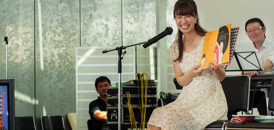 チャイルド21 読み聞かせコーナーにて生演奏終了!・・・阿野裕行_f0051464_2022141.jpg