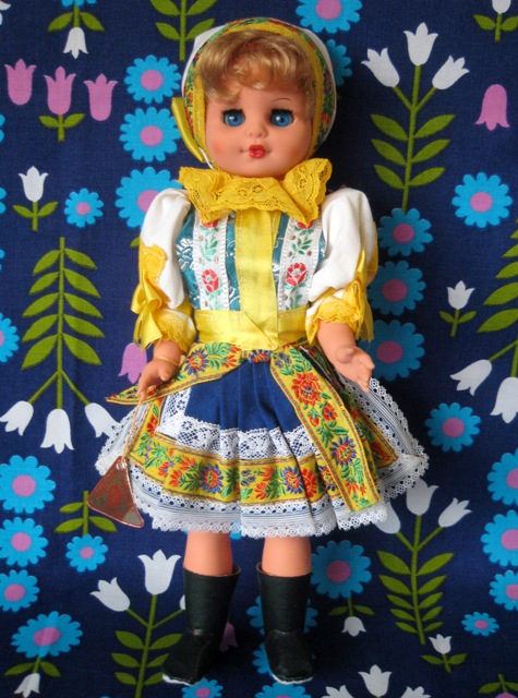 大きなチェコスロヴァキアの民族衣装人形 Der Liebling 蚤の市フリークの雑貨手帳