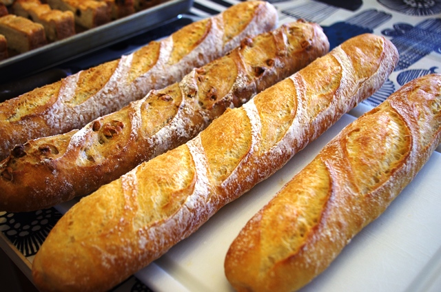フランスパン・・・・そろそろお腹いっぱい?_e0167593_23444516.jpg