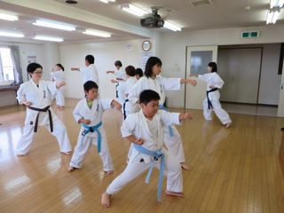 日曜空手は新川教室 元気に親子空手!_c0118332_17293359.jpg
