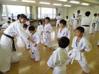 日曜空手は新川教室 元気に親子空手!_c0118332_17294355.jpg