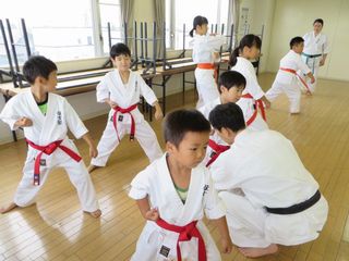 日曜空手は新川教室 元気に親子空手!_c0118332_17295372.jpg