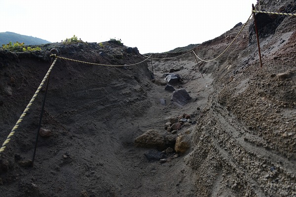 ロープの中が登山道_f0212586_843459.jpg