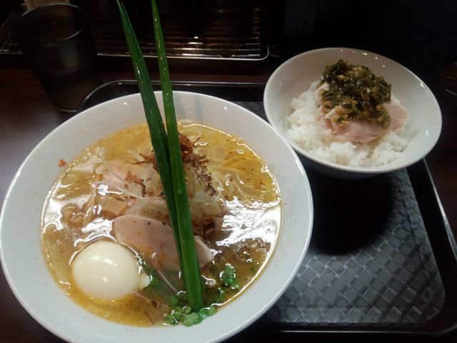 塩ラーメン＋鶏ご飯＠大阪拳_a0117520_0421178.jpg