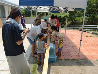 流しそうめん大会_f0052059_1116412.jpg