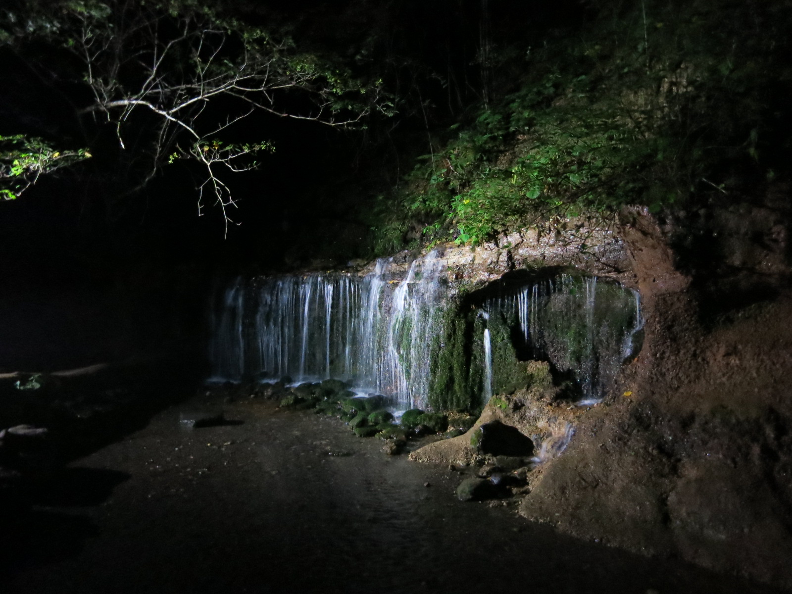 ライトアップ中の 白糸の滝 で夕涼み ぴきょログ 軽井沢でぐーたら生活