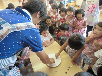 保育園でコマまわし☆第４弾_a0272042_20111351.jpg