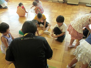 保育園でコマまわし☆第４弾_a0272042_2061539.jpg