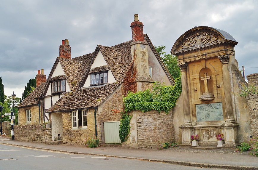 １８００年以降の建物がひとつもない中世の村 レイコック たんぶーらんの戯言