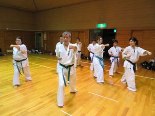 麻生道場 空手は楽しい!_c0118332_2318596.jpg