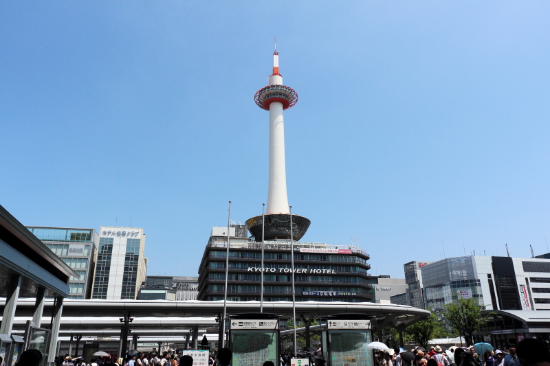 駅 ビルに映る 京都タワー_c0272958_20134380.jpg