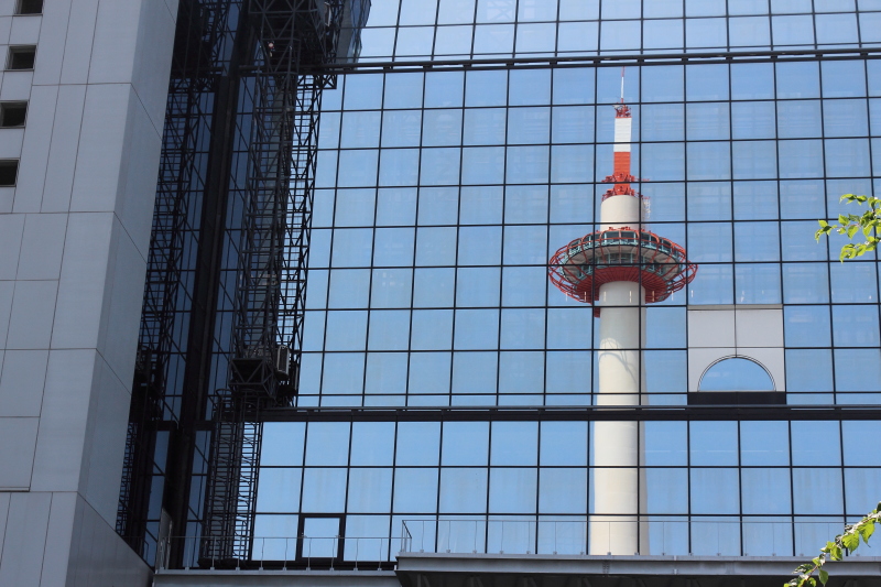 駅 ビルに映る 京都タワー_c0272958_2026244.jpg