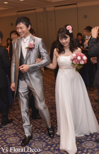 赤いドレスに くすんだピンクのクラッチブーケ_b0113510_13222153.jpg