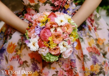 カラフルな花柄ドレスに　ミックスカラーのブーケと花冠_b0113510_1429892.jpg