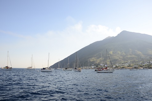 ストロンボリ島とサリーナ島 チレント海岸とエオリア諸島をセイリング その5 Music For A While ストロンボリ島とサリーナ島 チレント海岸とエオリア諸島をセイリング その5 Music For A While