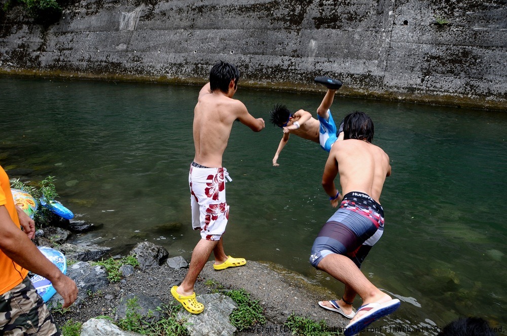 CREDIT summer camp for KIDS 2013　VOL2：キャンプDay1川遊び_b0065730_04015100.jpg