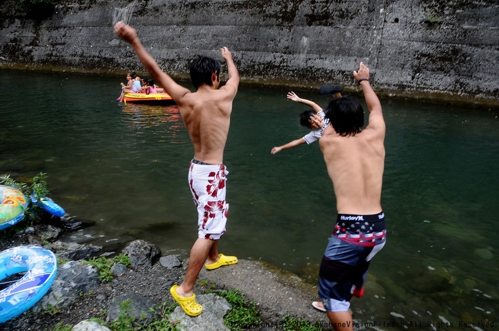 CREDIT summer camp for KIDS 2013　VOL2：キャンプDay1川遊び_b0065730_0413870.jpg