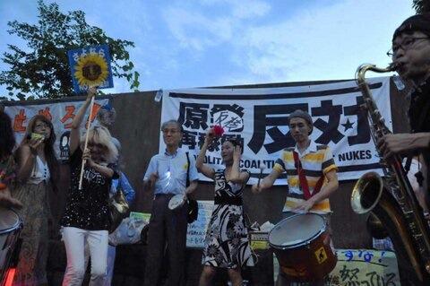 ▼「8.30 大飯原発を停止せよ!首相官邸前抗議」「9.1 日曜 大飯原発を停止せよ!首相官邸前抗議」+追記_d0017381_2291547.jpg