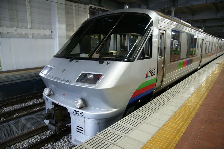 博多駅は、斬新なデザインの列車ばかり！_b0181748_1571587.jpg