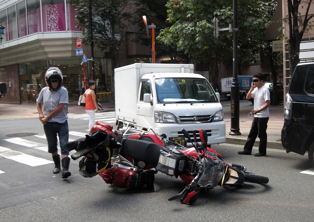 タクシー と 自転車 の 接触 事故