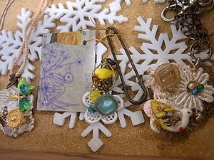 インコと鳥の雑貨展hatoyaさん作品登場です。週末は。。_d0322493_18153779.jpg