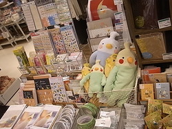 インコと鳥の雑貨展hatoyaさん作品登場です。週末は。。_d0322493_18153977.jpg