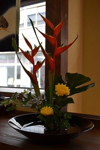 締まる色の花器で_d0230676_11351424.jpg