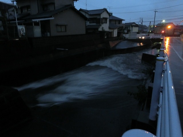 未明からの大雨と落雷 皆さんのところは大丈夫ですか?_f0141310_725818.jpg