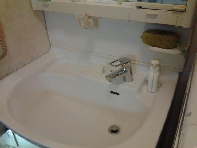 このような事も守備範囲です 洗面台水栓の交換_e0207151_1751425.jpg