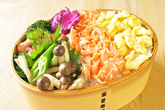 鮭そぼろ弁当_b0171098_8525951.jpg