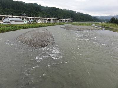 魚野川の流れ　雨の後濁っています_a0084753_8541385.jpg