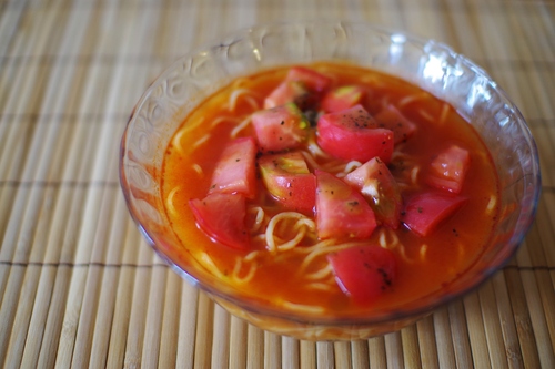 冷たいトマトのラーメン_a0299749_22472084.jpg