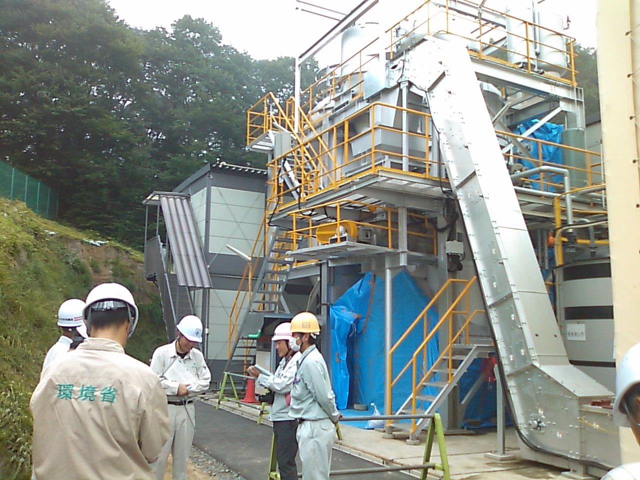 破裂事故現場を調査、鮫川村焼却施設_e0068696_7312365.jpg