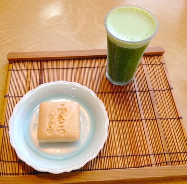 名物みむろ最中_e0292546_2223124.jpg