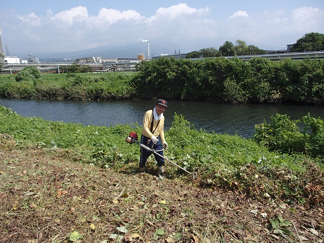 彼岸花が咲き始める直前の重要な作業 滝川の草刈り_f0141310_7425399.jpg