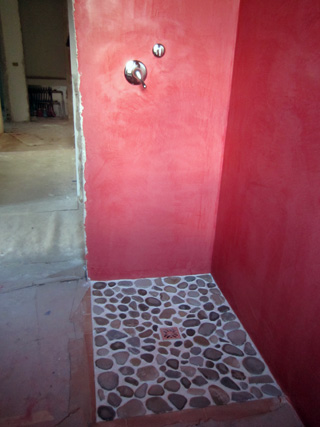 染まりゆく壁　整うトイレ、まだまだ続く改築作業_f0234936_2150899.jpg