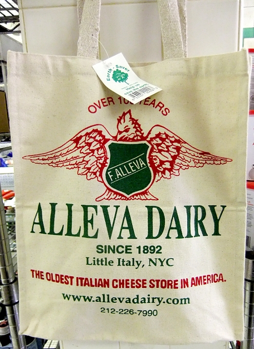 1892年から続く北米最古のイタリアン・チーズ屋さん、Alleva Dairy_b0007805_9561569.jpg