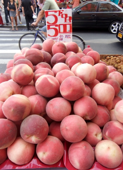 チャイナ・タウンの街角のフルーツ屋さんで見かけたおっきな桃!!!_b0007805_911201.jpg