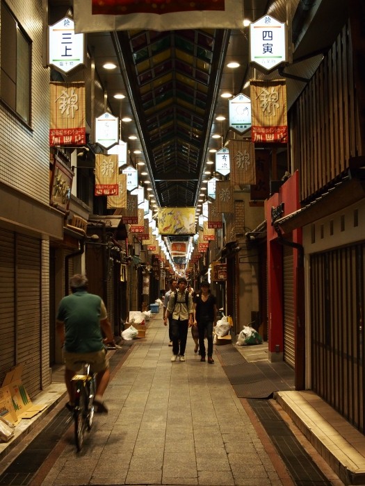 夜の錦市場は静かに ひっそり 諸行無常の写心