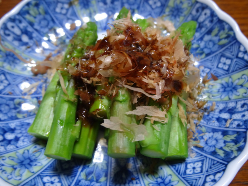 焼き鮭にキムチ納豆、茄子とピーマンの味噌炒め、ハンバーグと野菜のカレースープ煮です。_c0225997_642068.jpg