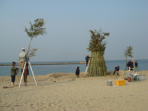 2007新春里海まつり準備…とんど組立・・・うみべの森を育てる会臨時活動日_c0108460_21354935.jpg