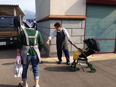 お散歩デビュー_d0099708_20562070.jpg