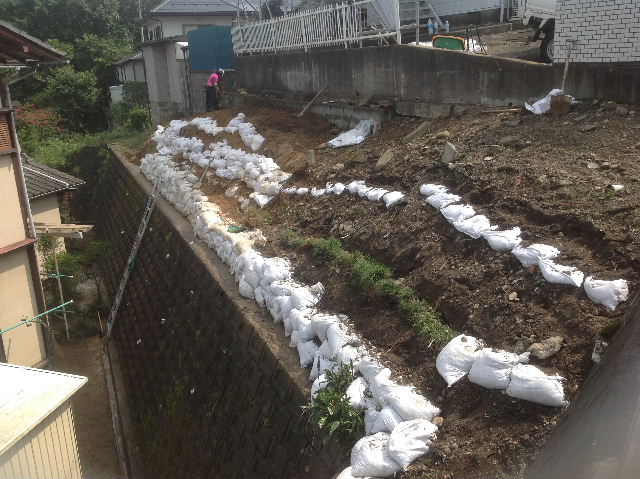 土留め・防草シート施工_f0031037_2143631.jpg