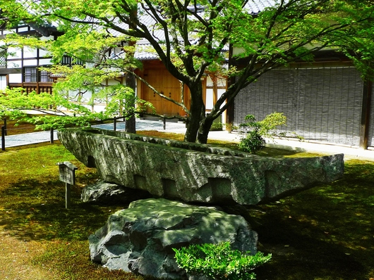 鹿苑寺一文字型手水鉢（舟型手水鉢） : 男のロマンは女の不満