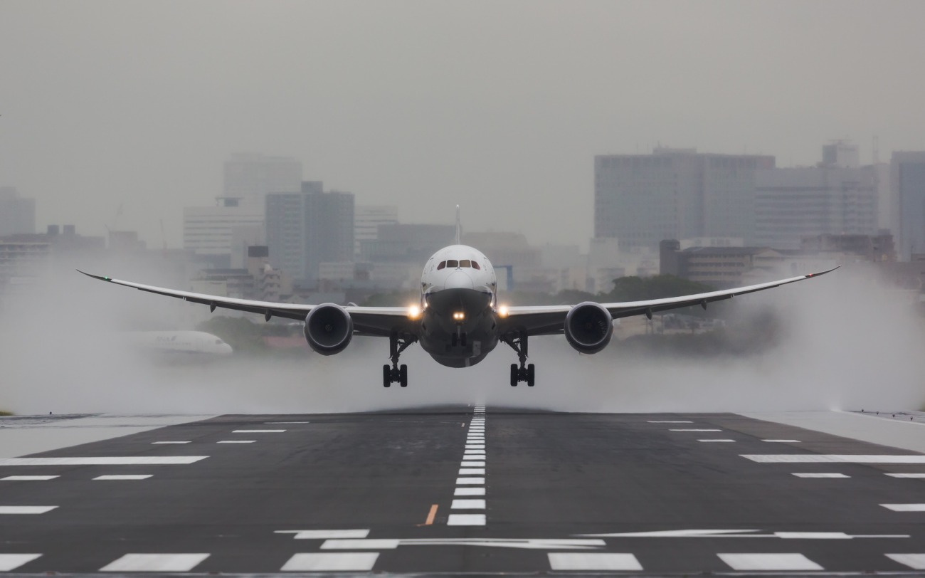 美しき翼240 雨の787離陸 飛行機三昧 美しき翼240 雨の787離陸 飛行機三昧